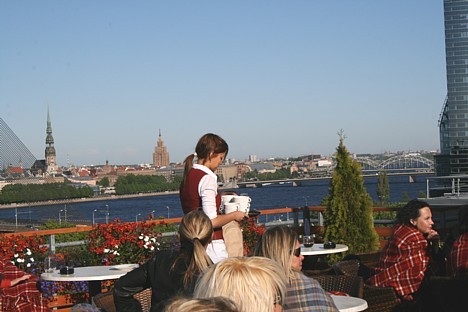 No terases paveras skats uz Daugavu un Vecrīgu 22633