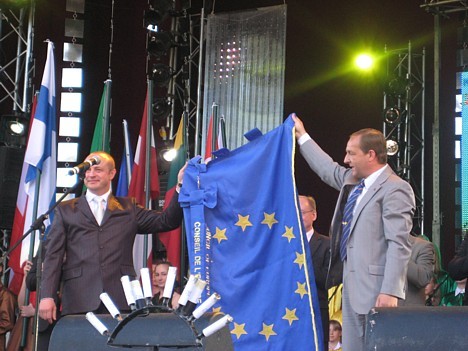 Druskininkai pilsētas mērs Ričanrdas Malinauskas (no kreisās) saņem Eiropas Savienības goda karogu par Druskininku pašvaldības ieguldījumu Eiropas att 22747