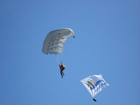 Par godu jaunajai atrakcijai no debesīm nolaidās trīs izpletņu lecēji ar Latvijas un Līvu akvaparka karogiem 22816