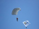 Par godu jaunajai atrakcijai no debesīm nolaidās trīs izpletņu lecēji ar Latvijas un Līvu akvaparka karogiem 17