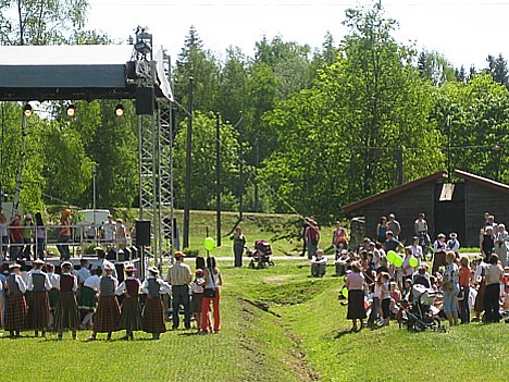 Kamēr mazie dejotāji vēl bija uz skatuves, deju kolektīvs Vizbulīte jau gatavojās savam uznācienam 22860