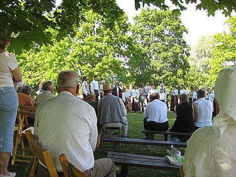 Turaidas muzejrezervātā XXIV Dziesmu svētkus ieskandināja dalībnieki no 18 Vidzemes folkloras kopām 22883