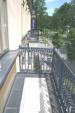 Viesnīcas balkoni krāšņo viesnīcas fasādi 22918