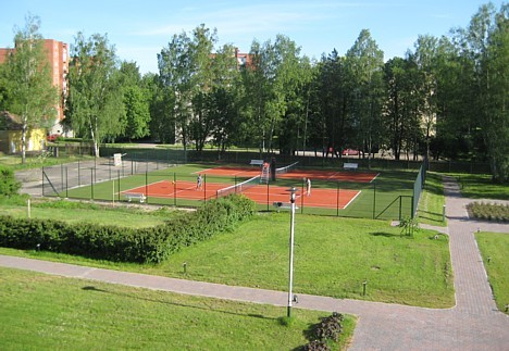 Parka teritorijā iespējams mierīgi pastaigāties, bet aktīvā sporta piekritējiem tiek piedāvāti tenisa korti 23084