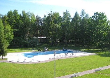 Šeit atrodas arī āra baseins, kurā iespējams atvēsināties karstā vasaras dienā. 23085