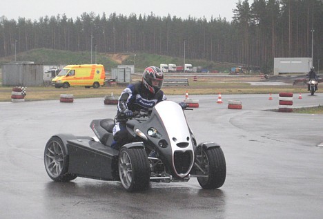 Šāds kvadrocikls sasniedz ātrumu līdz 200 km/h 23157