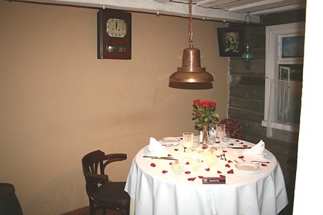 Restorānam ir speciāla istaba romantiskam noskaņojumam, kur divi cilvēki var uzticēt savas jūtas 23190