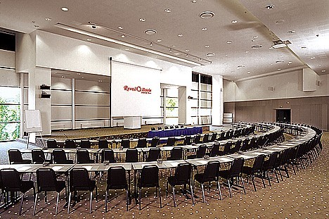 Viesnīcas pirmajā stāvā atrodas lielākais un modernākais konferenču un banketu centrs Viļņā. Šeit ir pieejamas 15 moderni iekārtotas konferenču zāles, 23254