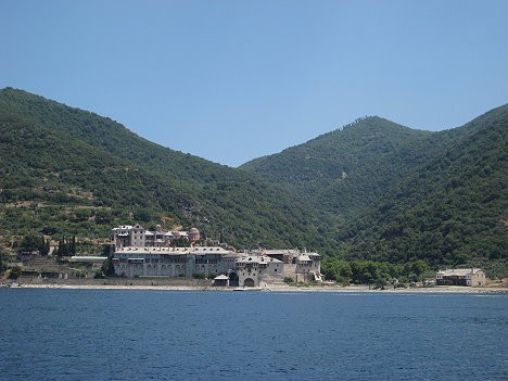 Afona klosteri ir īstie bizantijas laikmeta muzeji. Tie ir grezni cietoksni, kas tika uzbuvēti kalna slīpumos 23380