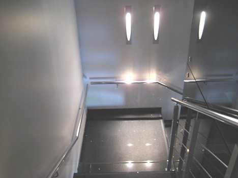 Lai gan viesnīcā ir lifts, taču kāpņu telpa atgādina citplanētiešu telpu un piesaista tūristu uzmanību 23430