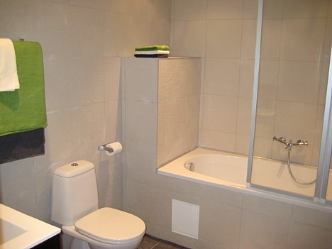 Viens no apartamentiem ir aprīkots arī ar vannas istabu 23452