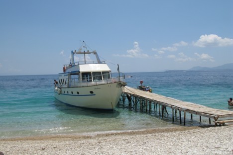 Pie Korfu salas viesnīcas noenkurojies tūristu kuģītis 23503
