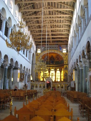 Atšķirībā no pārējām pareizticīgajām baznīcām, Sv. Demetra bazilikā ir iekārtotas sēdvietas. Grieķi uzskata, ka labāk ir sēžot domāt par Dievu, nekā s 23553