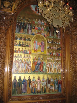 Bazilikas sienas rotā ikonas ar svēto attēliem. To starpā ir arī brāļi Kirils un Mefodijs, kuri ir slāvu rakstības pamatlicēji 23557
