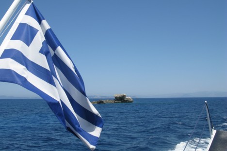 Vējā plīvojošais Grieķijas karogs 23610