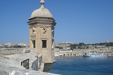 Malta ir bijusi Romas impērijas sastāvdaļā, pēc vairākiem gadsmitiem šeit iebruka arābi un 19. gs. Maltu kolozinēja Lielbritānija, pēc otrā pasaules k 23627