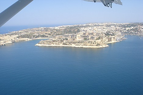 Malta atrodas Vidusjūrā 90 km no Sicīlijas un 230 km no Ziemeļāfrikas piekrastes 23676