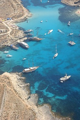 Maltas zilā lagūna. Šeit ierīkotas speciālas pludmales, atrodas arī jahtu piestātne 23681