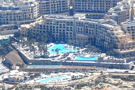 Katrā viesnīcas teritorijā atrodas vairāki baseini, lai karstā dienā varētu atvēsināties un doties tālāk iepazīt skaisto valstiņu 23688