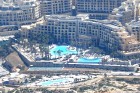 Katrā viesnīcas teritorijā atrodas vairāki baseini, lai karstā dienā varētu atvēsināties un doties tālāk iepazīt skaisto valstiņu 13