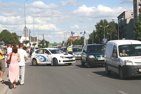 Policija aptur satiksmi, lai autorallija automašīnas var tikt uz ielas un dotos uz sacensību vietu 23953