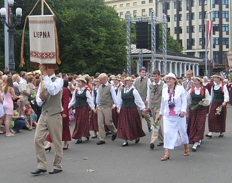 20080707-dziesmu sveetku gaajiens2 240 24520