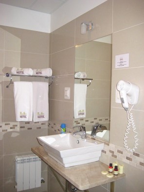 Vannas istaba ir aprīkota ar visu nepieciešamo viesu komfortam 24818