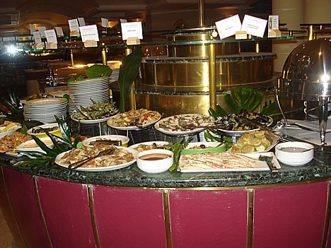 Viesnīcā ir divi restorāni (zviedru galds un a la carte), Snack-bārs, zivju restorāns - Frejgatina, delikatešu kafejnīca 25160