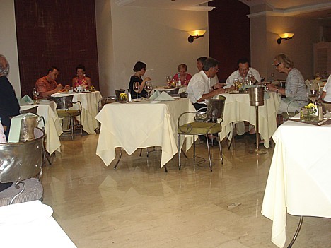 Viesnīcas restorāns. Šeit viesiem tiek pasniegtas brokastis (zviedru galds), kā arī vakariņas 25161