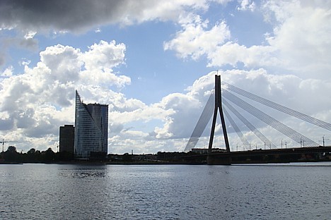 Der Fluss Daugava mit der Vanšu Brücke und dem Hansa Banka Gebäude 25301