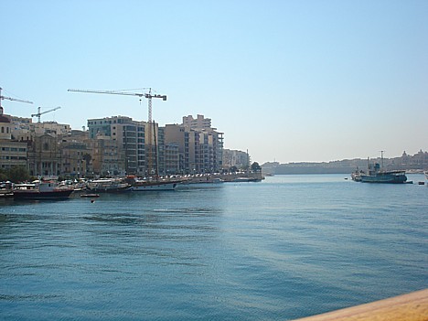 Tūrists var izvēlēties dažu stundu ilgu izbraucienu pa Maltas līčiem, vai arī doties dienas izbraucienā apkārt salai 25424