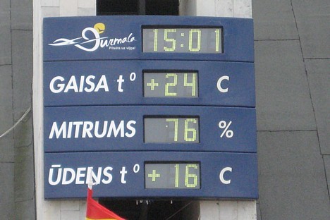 Skaidrās norādes gan par ūdens, gan gaisa temperatūru. Sīkāka informācija: www.jurmala.lv 25460