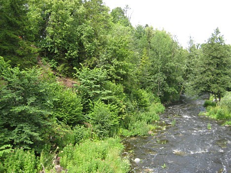 Ūdenskrituma lejtecē ir izveidojusies 15 m ieleja ar stāvām kraujām un krāčainu upi 25567