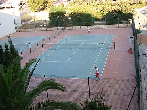 Viesnīcā atrodas 2 tenisa korti, kurus viesiem iespējams apmeklēt bez papildus maksas 25632