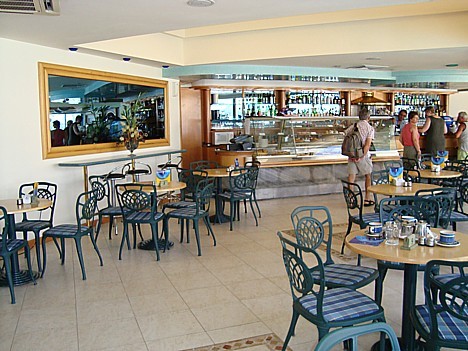 Viesnīcas kafejnīca, šeit iespējams baudīt gan vietējās Maltiešu delikateses un ēdienus, kā arī eiropas virtuvi 25634