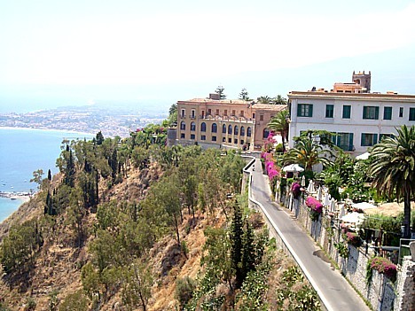 Sicīlija ir Itālijas autonomais reģions, lielākā Vidusjūras sala, kuras galvaspilsēta ir Palermo 25640
