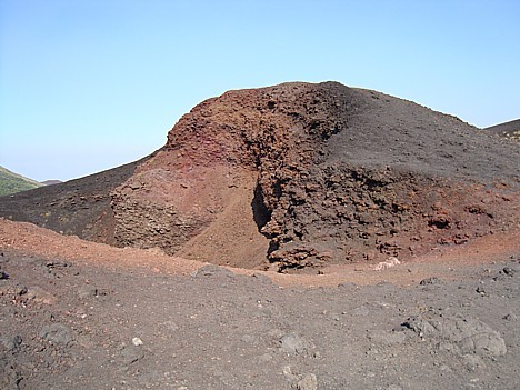 Etna - ir aktīvs vulkāns Sicīlijas austrumos, Mesīnas un Katānijas pilsētu tuvumā. Tas ir Eiropas lielākais aktīvais vulkāns un sasniedz 3 326 metru a 25652