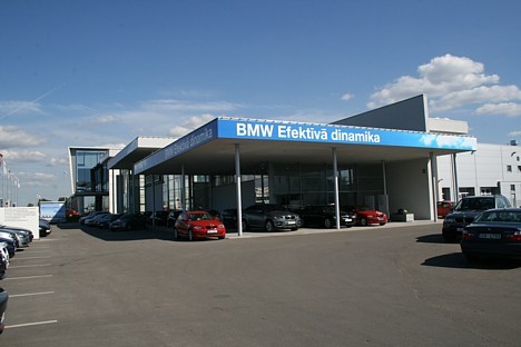 BMW oficiālais pārstāvis Wess-Select (Ulmaņa gatvē) piedāvā autosalona apmeklētājiem nofografēties pie stūres Formula 1 automašīnā 25654