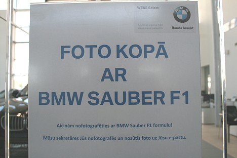 Autosalonnā var palūgt sekretāri, lai tā Jūs nobildē kopā ar BMW Sauber F1 25660