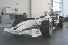 BMW Sauber F1 kopija, ko kā īstu vada piloti Roberts Kubica un Niks Haidfelds 2