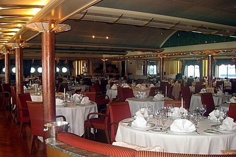 Uz kruīza kuģa Silver Cloud ir 5 restorāni- katrs ar skatu uz okeānu, lielisku servisu, sudraba un kristāla traukiem, daži arī ar deju zāli 25675