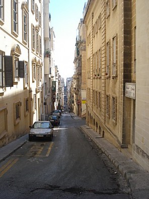Maltai ir raksturīgas šaurās ieliņās. Pa šo ielu pārvietojas automašīnas divās joslās 25686