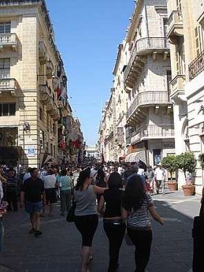 Šaurajās Valletas ieliņās norisinās dažādas aktivitātes, lai piesaistītu tūristus 25692