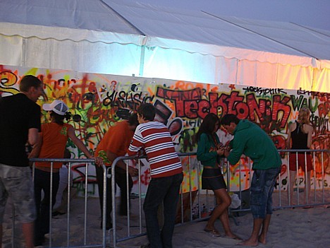 Apmeklētājiem bija iespēja iemēģināt sevi grafitī mākslā 25717