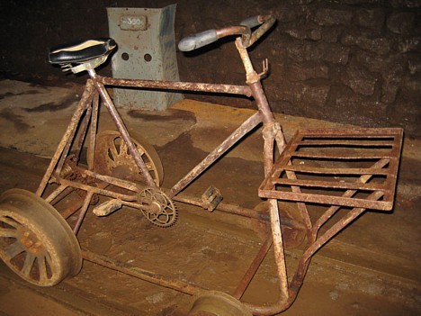 Spridzinātāju velosipēds, ko izdomajuši šahtā strādājošie vīrieši pēc tam, kad šis darbs pārgāja viņu pārziņā (iepriekš to darīja sievietes) 25732