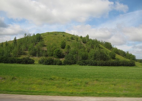 Skaisti zaļais apaugušais mākslīgi izveodotais kalns. Sīkāka informācija par muzeju: www.kaevanduspark.ee 25737