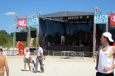 Beach Rock skatuve tiek gatavota otrās dienas koncertiem 25807