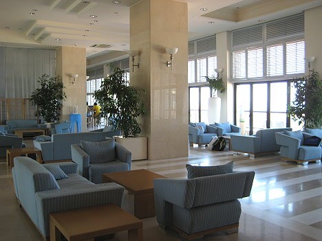 Viesnīca pieder Sani Resort viesnīcu ķēdei. Atvērta 2005. gadā. Oriģinālas arhitektūras viesnīca, 297 numuri 25911