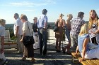 Jaunās pils atklāšanas viesi aplūko skatu no torņa uz Cēsīm 18