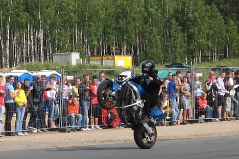 Motociklistu priekšnesumi, kuru laikā tie uz pakaļējā riteņa nobrauc visu 200 metru garo trasi līdz 4 ātrumam 26050